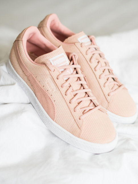 Wanted : une paire de baskets rose ple,  porter avec un pantalon gris oversize ou un flare brut