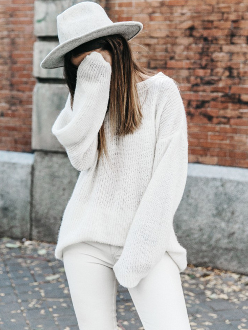 Pull blanc mousseux + slim blanc + chapeau gris = le bon mix