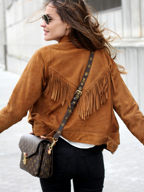 Une fois extraite du folklore western, la veste  franges en daim ne manque pas de charme !