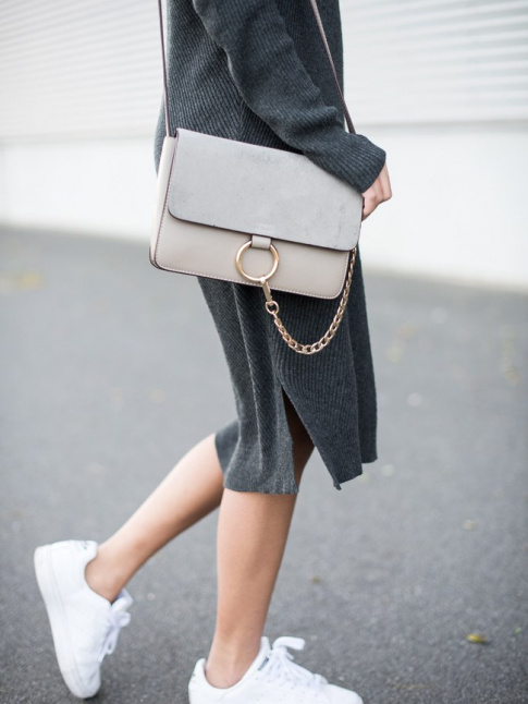 Robe pull 7/8 gris anthracite + baskets blanches + sac  main gris clair = le bon mix