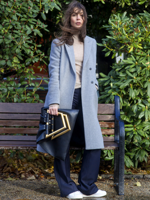 Pardessus gris + pull fin col roul camel + pantalon large bleu marine + baskets blanches = le bon mix