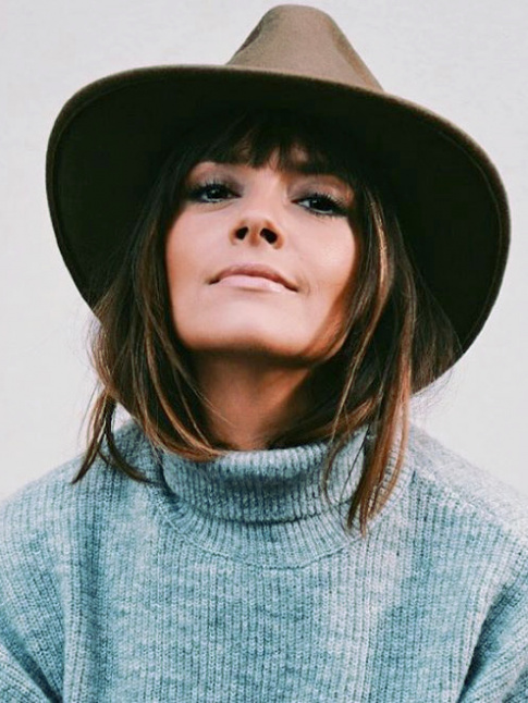 Oui aux cheveux glisss dans un col roul gris et surmonts d'un chapeau chocolat !