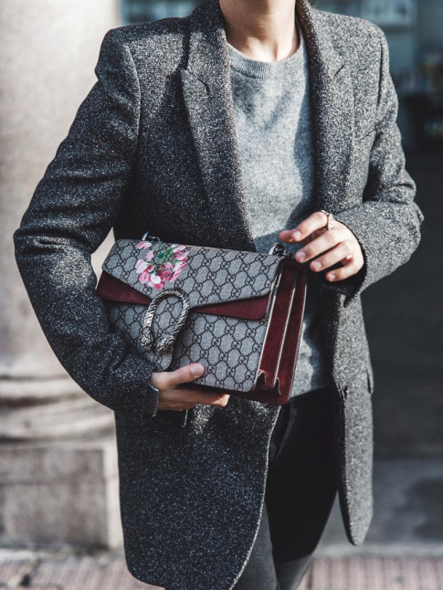 Long blazer gris + petit pull gris clair + sac chic = le bon mix