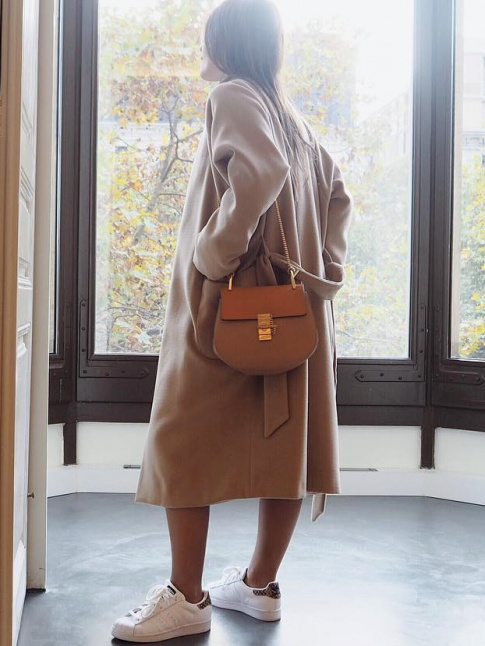 On ne se lasse pas du duo manteau camel 3/4 + baskets blanches !
