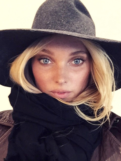 Chapeau  larges bords + cheveux coincs dans l'charpe + perfecto en cuir noir = le bon mix