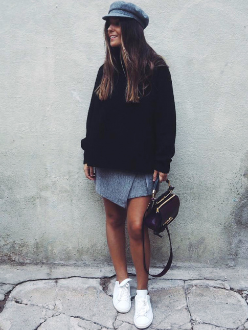 Maxi pull bleu marine + jupette portefeuille grise + baskets blanches = le bon mix