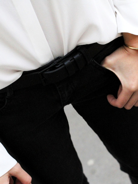 Rien de tel qu'un bracelet dor conceptuel pour rehausser un duo noir et blanc !