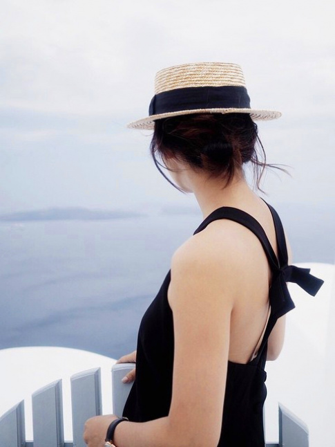 Canotier + chignon + robe noire floue et chic = le bon mix