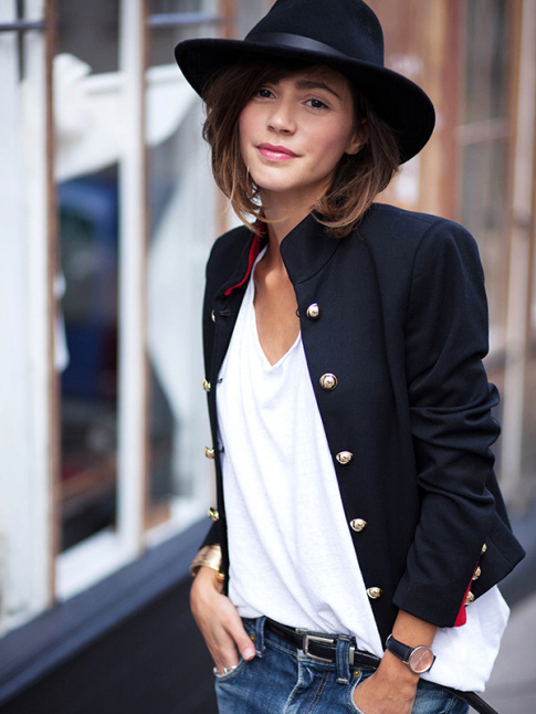 Rien de tel qu'un tee-shirt loose pour accompagner une veste officier !