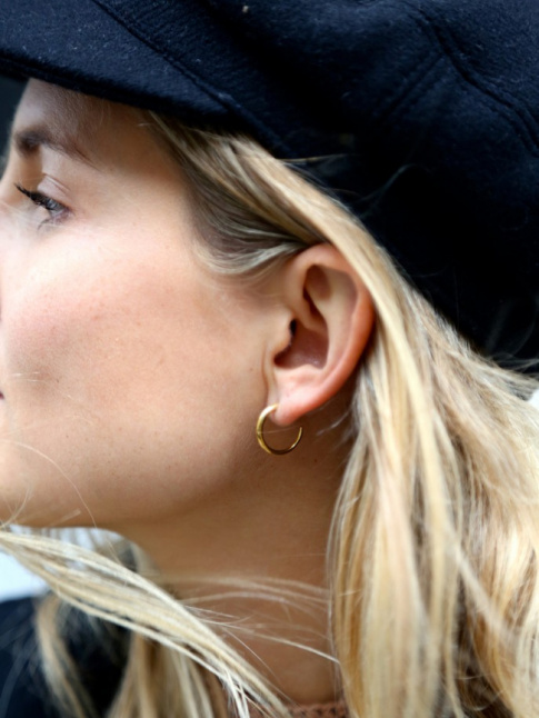Casquette de marin bleu marine + cheveux blonds + mini croles dores = le bon mix