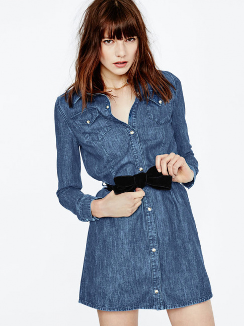 Rien de tel qu'une ceinture en velours noir pour rehausser une simple robe chemise en jean !