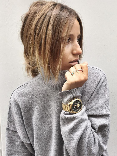 Oui  la montre masculine porte sur la manche d'un pull !