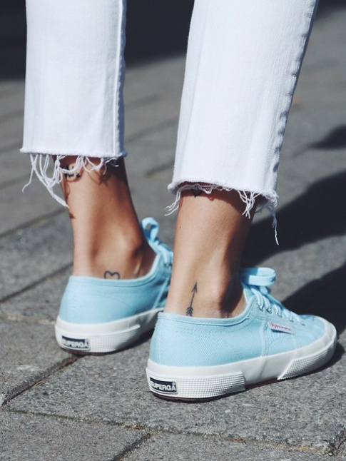 Slim blanc coup court sur la cheville + baskets bleu ciel = le bon mix
