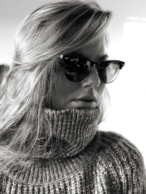Pull col roul port le col droul + lunettes Clubmaster + cheveux dtachs = le bon mix