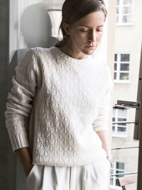 Pull blanc cass + pantalon large blanc = le bon mix