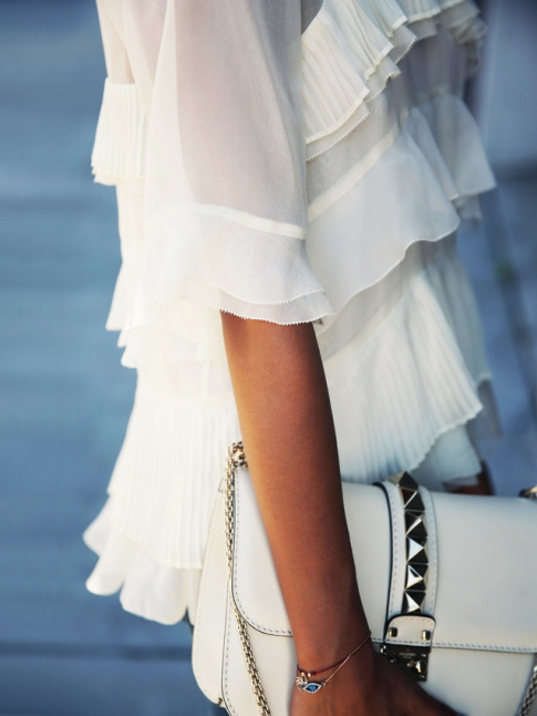 Rien de tel qu'un sac rock pour booster une blouse  volants !