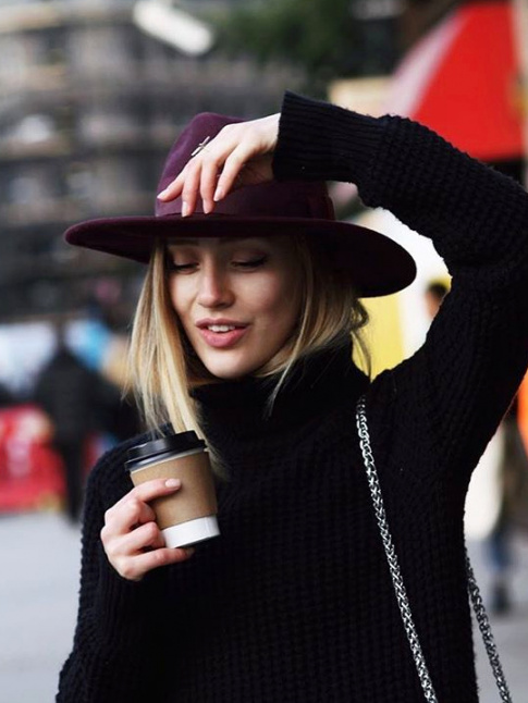 Chapeau bordeaux + pull col roul noir = le bon mix
