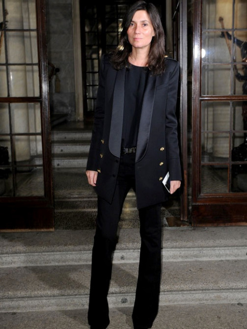 Rien de tel qu'une veste de smoking un brin longue pour rchauffer un jean flare noir !