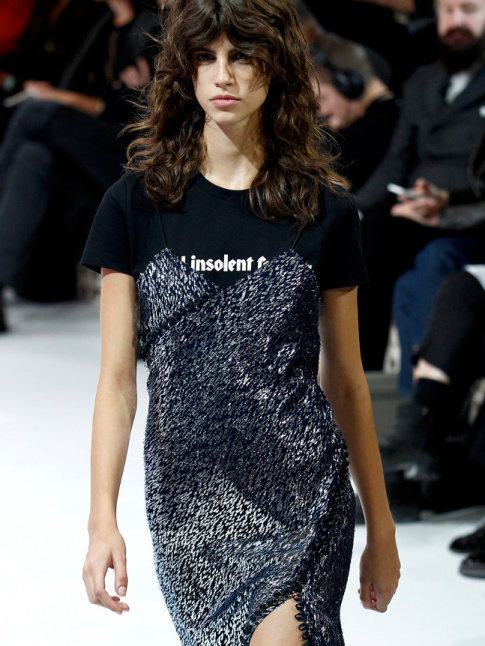 Pour les ftes, on n'hsite pas  glisser un tee-shirt un brin rock sous une robe nuisette affriolante