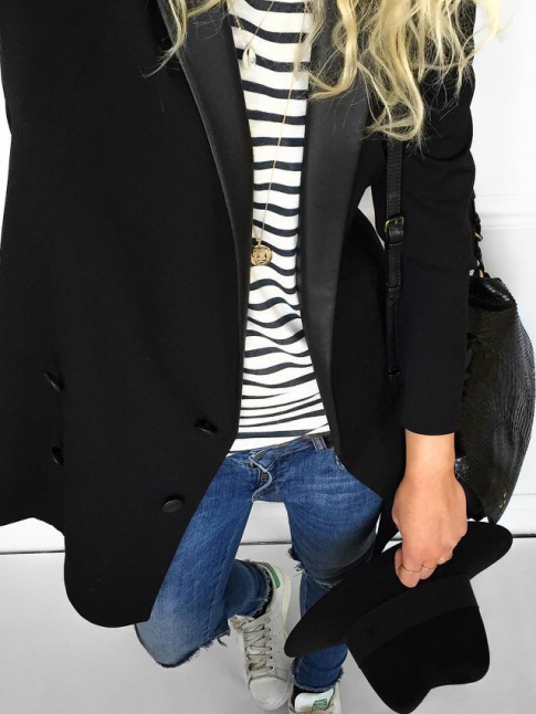 On ne se lasse pas du trio blazer long carbone/marinire loose/sautoir mdaille !