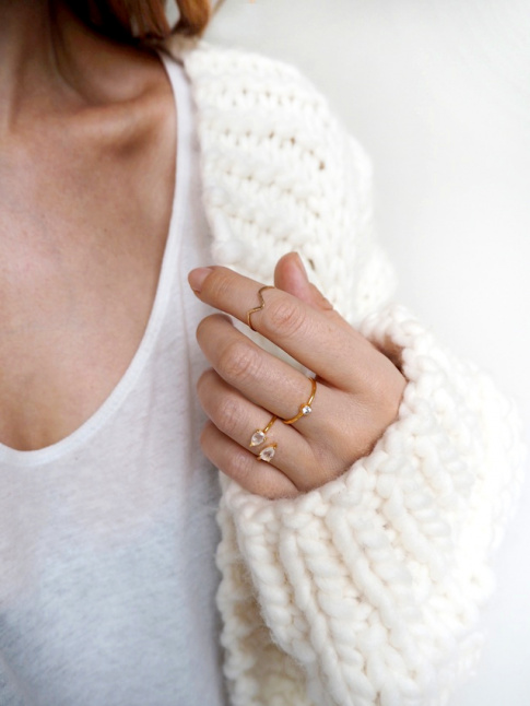 Oui au contraste entre maille ultra gnreuse, coton loose et bagues dlicates !
