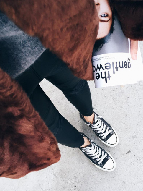 Fausse fourrure chocolat + slim noir + converses hautes noires = le bon mix