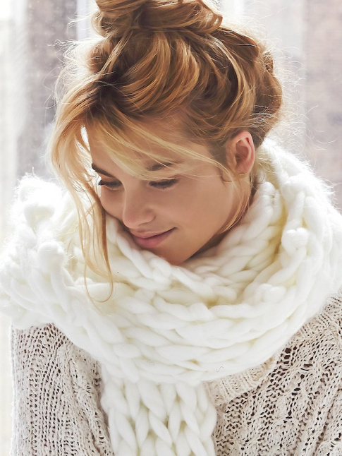Chignon haut flou + charpe blanche ultra cosy = le bon mix