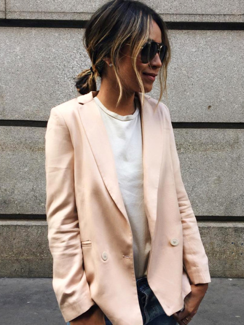 Rien de tel qu'un blazer poudr pour rehausser le duo tee-shirt blanc/jean brut !