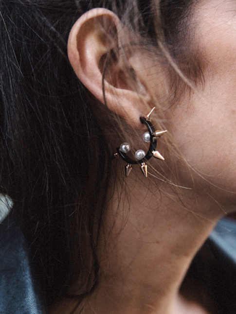 Inattendu, le mix perles/studs a de quoi sduire !