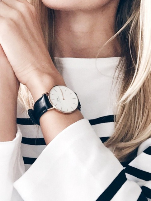 Marinire + montre sobre  large cadran = le bon mix