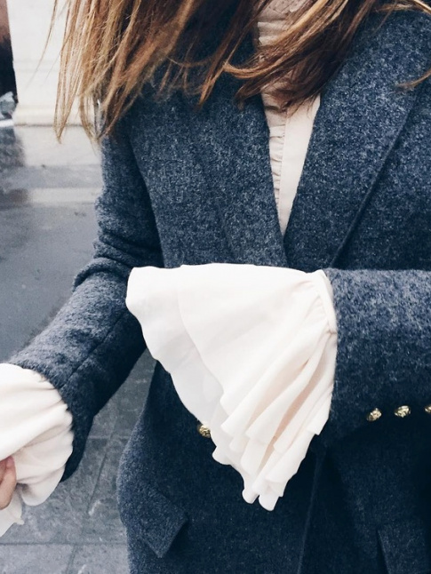 Blazer masculin en drap de laine + blouse aux poignets volants = le bon mix