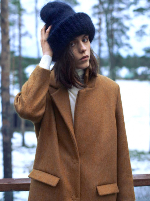 Maxi bonnet bleu marine + sous-pull blanc + pardessus noisette = le bon mix