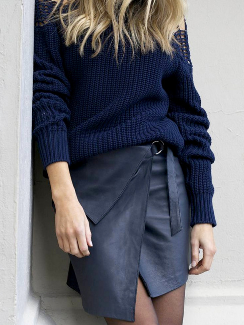 Pull masculin bleu marine + jupe portefeuille en cuir = le bon mix