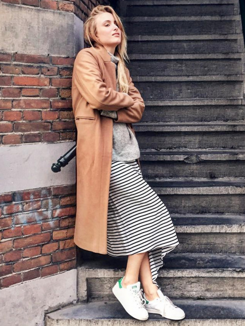 Robe marinire + manteau camel + baskets blanches = le bon mix