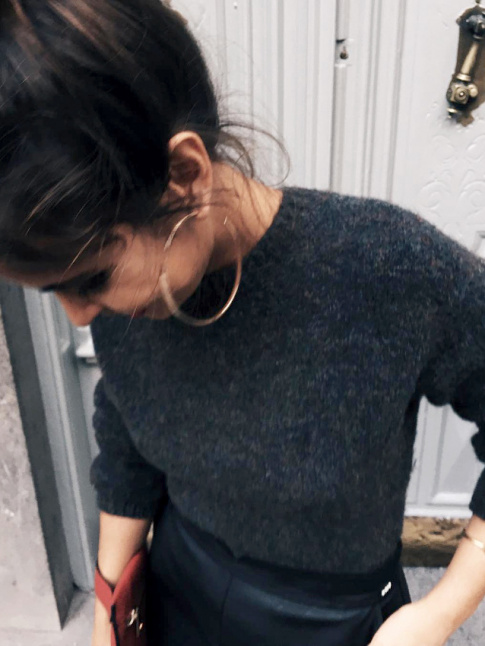 Maxi croles dores + pull fin + chignon haut lgrement flou = le bon mix