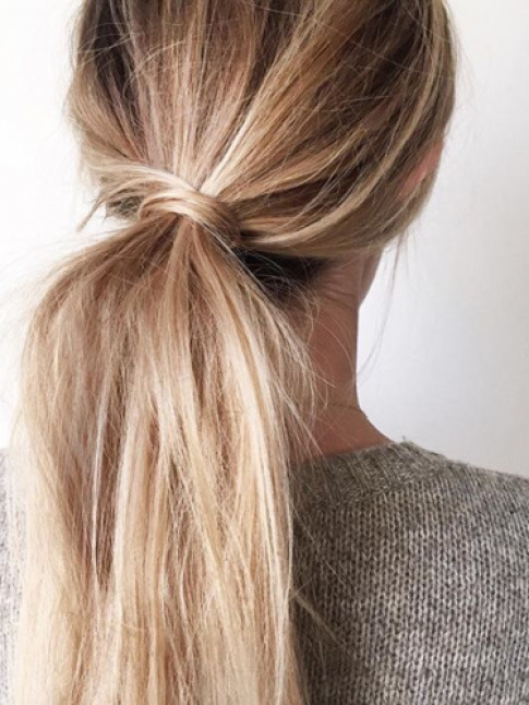 Simple et chic, la queue de cheval noue avec une mche de cheveux a tout bon !