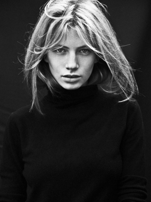 Oui aux cheveux blonds glisss dans un col roul rglisse !