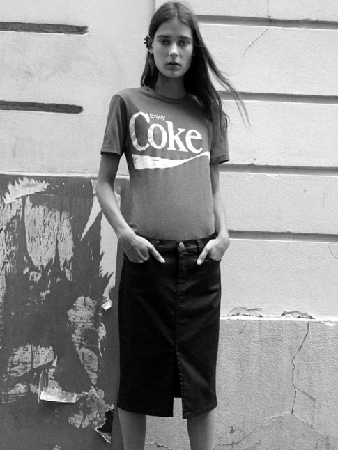 Rien de tel qu'un tee-shirt  logo vintage pour twister une jupe droite !