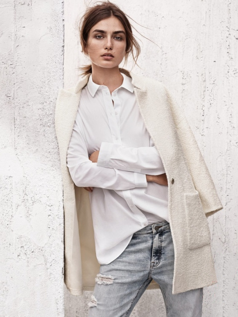 Entre jean boyfriend destroy et faux blanc, ce look H&M a tout bon !
