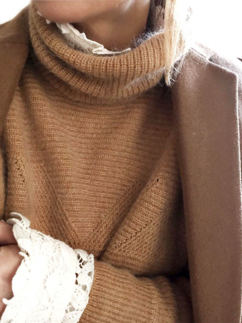 Rien de tel qu'une blouse en dentelle pour sophistiquer un gros pull !