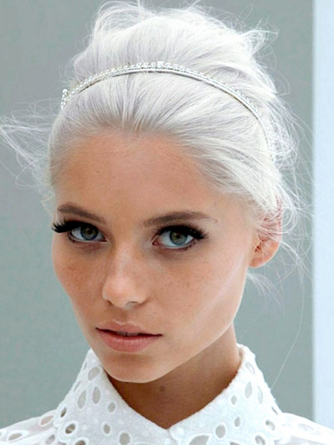 Les cheveux blancs, le nouveau chic ?