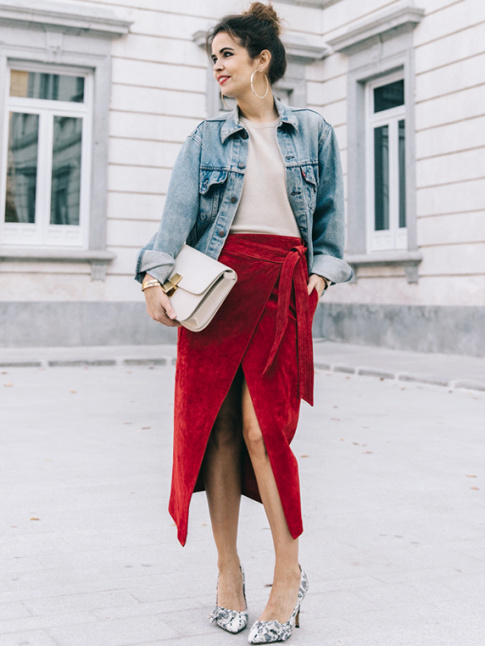 Rien de tel qu'une ample veste en jean pour apaiser une jupe portefeuille en daim rouge !