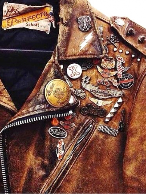 Avec son cuir us et son accumulation de pins, ce perfecto Schott ne manque pas d'allure