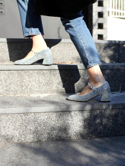 Rien de tel qu'une paire de souliers glitter pour twister un jean sans histoire !