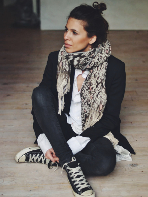 Rien de tel que le duo chignon haut/maxi foulard imprim pour twister le trio blazer noir/chemise blanche/converses