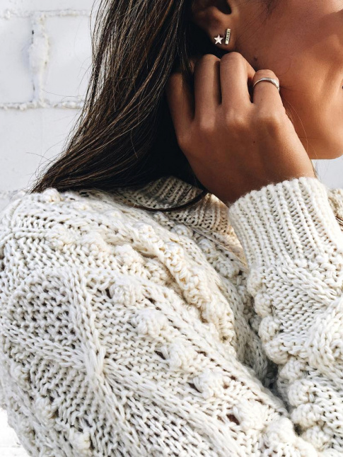 Rien de tel qu'un pull torsad blanc pour mettre en valeur une peau caramel !