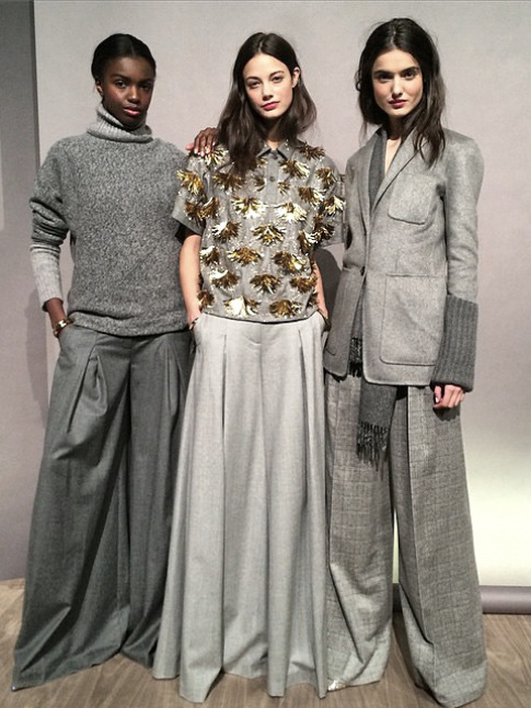 Entre volumes inattendus et textures diverses, ces total looks gris ont tout bon
