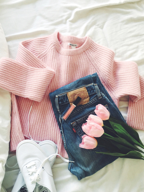 Pull rose + jean bleu lgrement dlav + tennis blanches = le bon mix