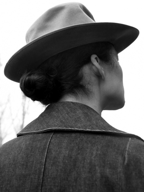 Chignon bas + chapeau masculin = le bon mix