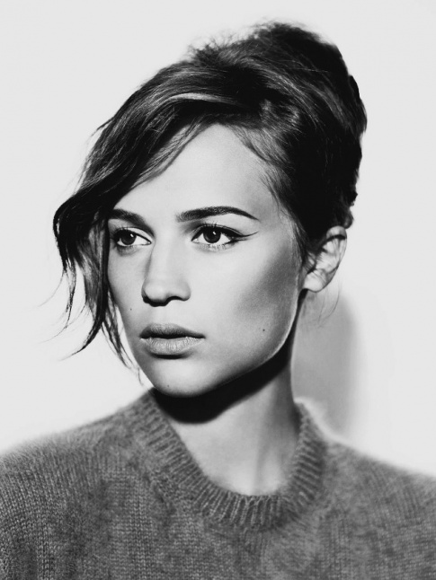 Trait fin d'eye liner + coiffure no-rtro + pull casual col rond = le bon mix